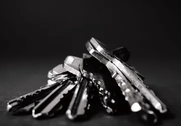 Detalle de un conjunto de llaves metálicas sobre fondo oscuro