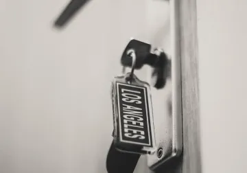 Llave introducida bajo la manilla de una puerta