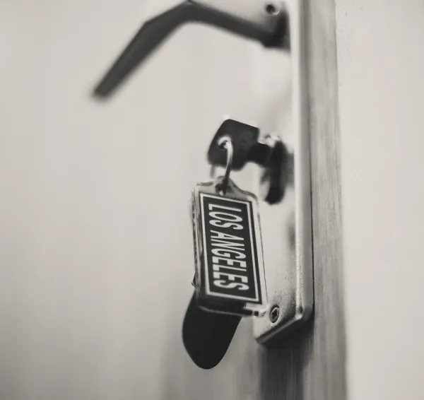 Llave introducida bajo la manilla de una puerta