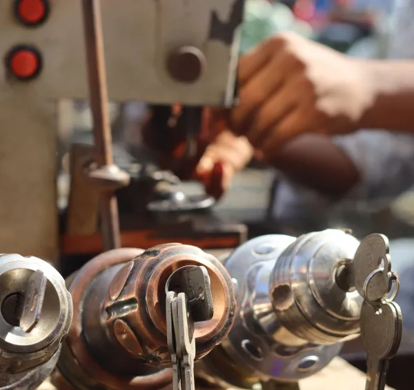 Trabajo de cerrajería junto a cilindros y herramientas en el taller